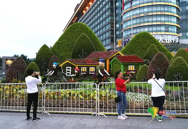 【中国青年网】北京长安街花坛陆续亮相迎国庆