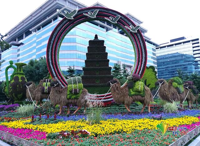【中国青年网】北京长安街花坛陆续亮相迎国庆