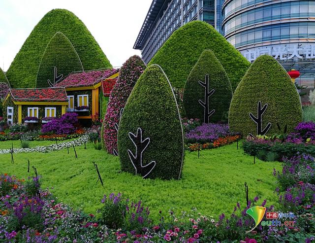 【中国青年网】北京长安街花坛陆续亮相迎国庆