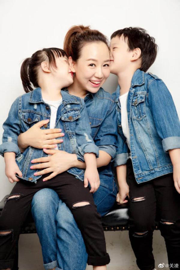 「光明网」35岁童星关凌晒近照，儿女双全人生赢家，女儿像妈妈儿子像爸爸