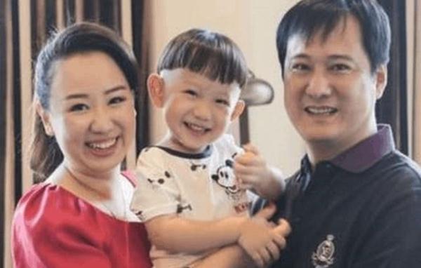 「光明网」35岁童星关凌晒近照，儿女双全人生赢家，女儿像妈妈儿子像爸爸