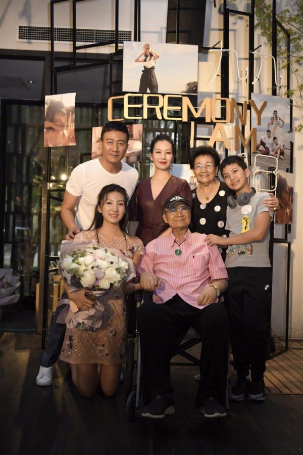 「光明网」胡军父亲中秋去世！曾抓几十条蛇为父治病，父子也曾同登春晚献唱