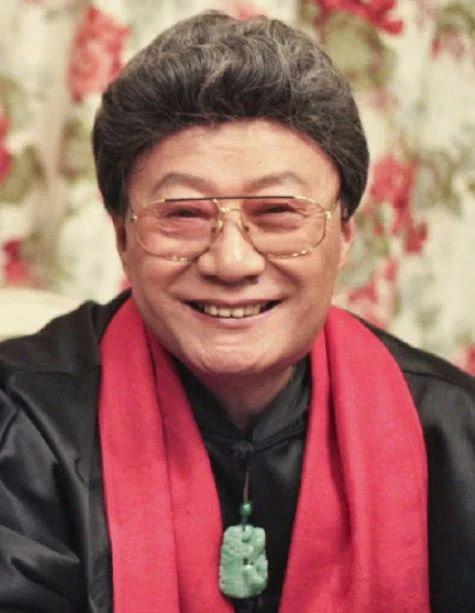 「光明网」胡军父亲中秋去世！曾抓几十条蛇为父治病，父子也曾同登春晚献唱