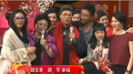 「光明网」胡军父亲中秋去世！曾抓几十条蛇为父治病，父子也曾同登春晚献唱