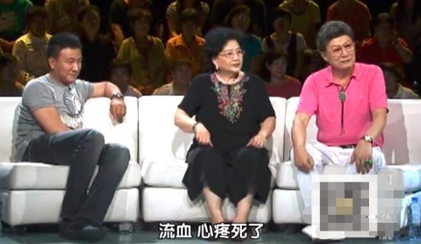 「光明网」胡军父亲中秋去世！曾抓几十条蛇为父治病，父子也曾同登春晚献唱