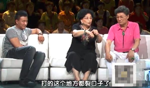 「光明网」胡军父亲中秋去世！曾抓几十条蛇为父治病，父子也曾同登春晚献唱