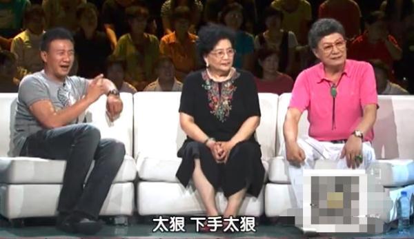 「光明网」胡军父亲中秋去世！曾抓几十条蛇为父治病，父子也曾同登春晚献唱