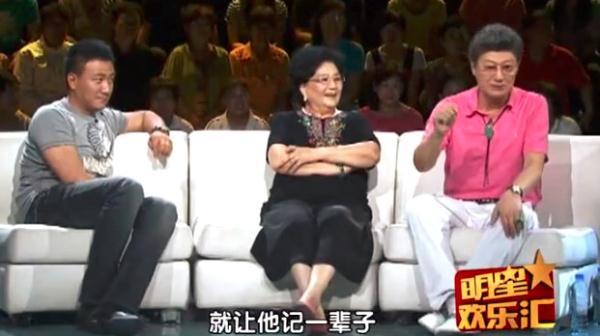 「光明网」胡军父亲中秋去世！曾抓几十条蛇为父治病，父子也曾同登春晚献唱