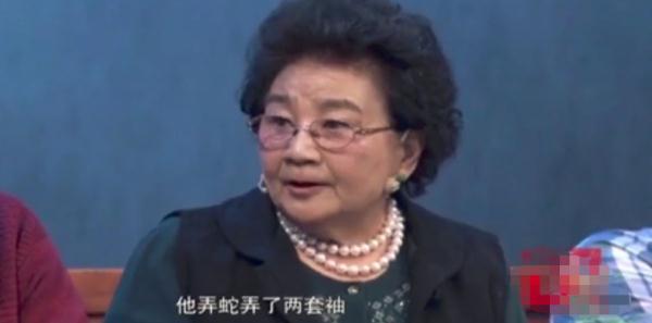 「光明网」胡军父亲中秋去世！曾抓几十条蛇为父治病，父子也曾同登春晚献唱