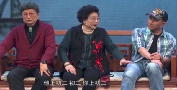 「光明网」胡军父亲中秋去世！曾抓几十条蛇为父治病，父子也曾同登春晚献唱