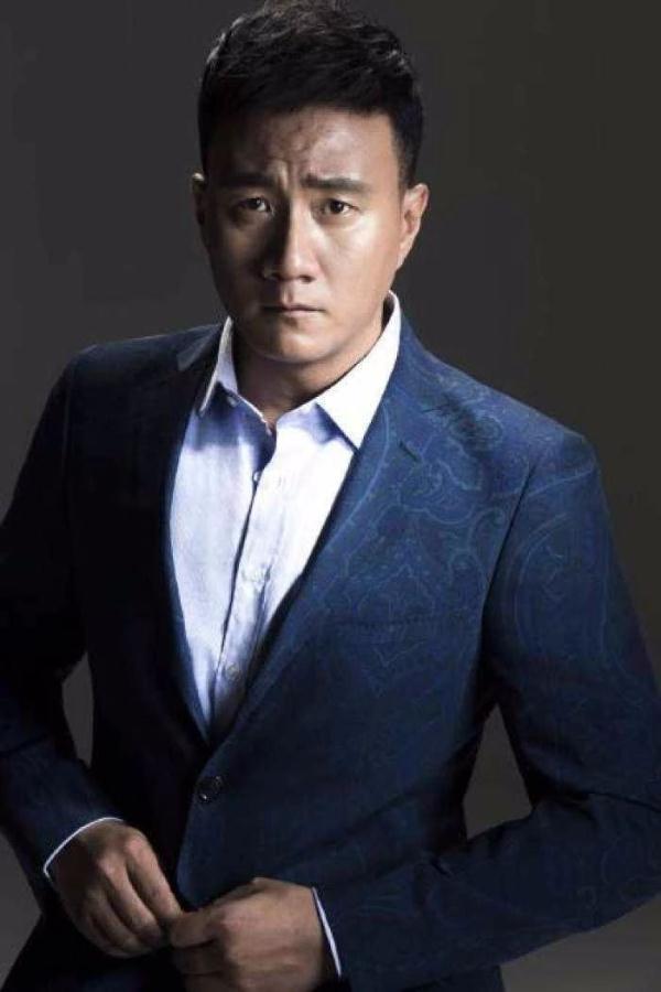 「光明网」胡军父亲中秋去世！曾抓几十条蛇为父治病，父子也曾同登春晚献唱