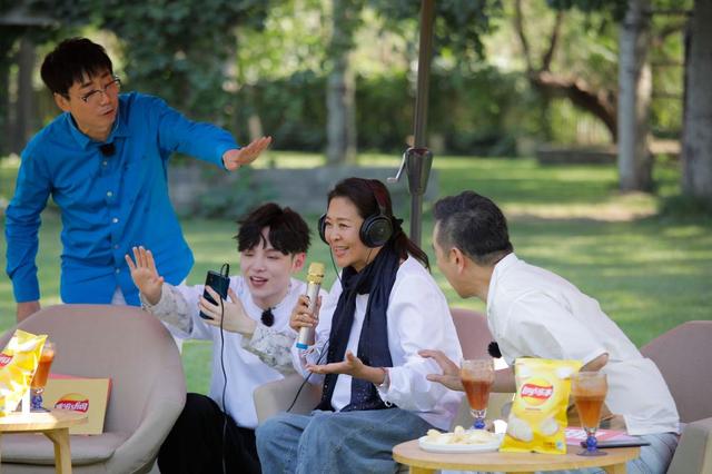 [上观新闻]《花样新世界》等银发综艺热播，荧屏之上，“银发叙事”不应缺席