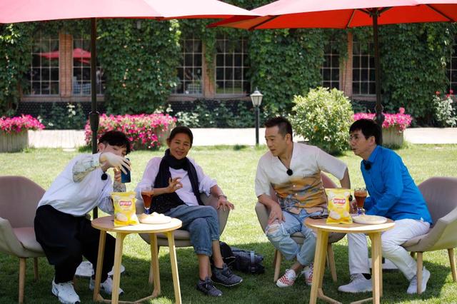 [上观新闻]《花样新世界》等银发综艺热播，荧屏之上，“银发叙事”不应缺席