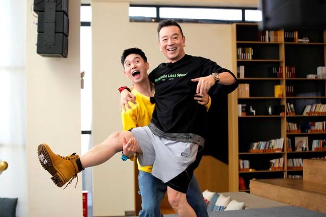 [上观新闻]《花样新世界》等银发综艺热播，荧屏之上，“银发叙事”不应缺席