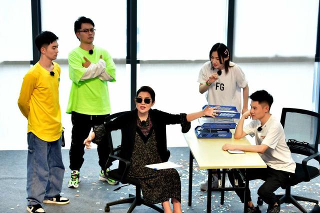 [上观新闻]《花样新世界》等银发综艺热播，荧屏之上，“银发叙事”不应缺席