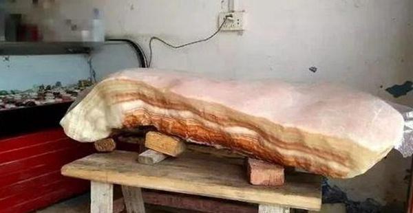 「光明网」大爷带巨型天然猪肉石鉴宝，专家：大的不好卖，你站稳我再估价