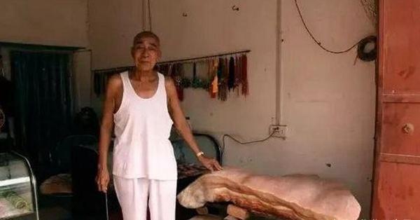 「光明网」大爷带巨型天然猪肉石鉴宝，专家：大的不好卖，你站稳我再估价