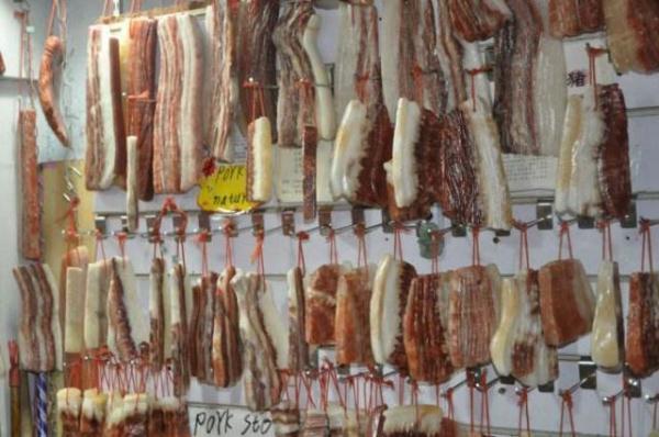 「光明网」大爷带巨型天然猪肉石鉴宝，专家：大的不好卖，你站稳我再估价