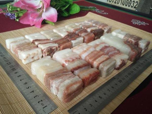 「光明网」大爷带巨型天然猪肉石鉴宝，专家：大的不好卖，你站稳我再估价