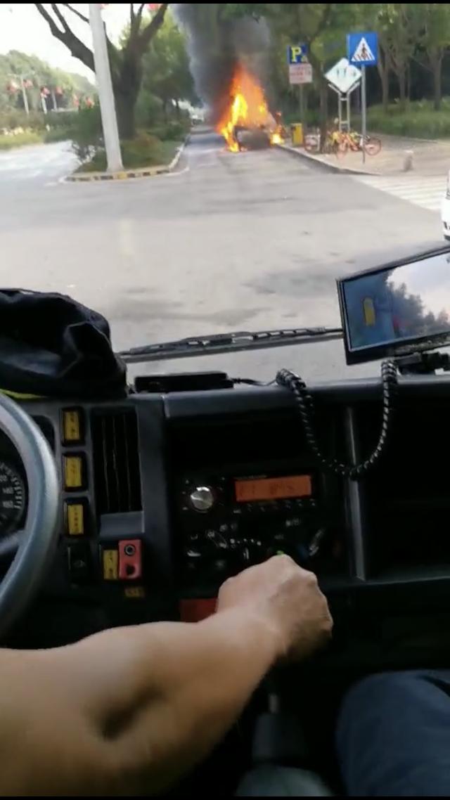 南方都市报：深圳一垃圾转运站附近有辆车自燃，烧成了空架子，消防5分钟灭火