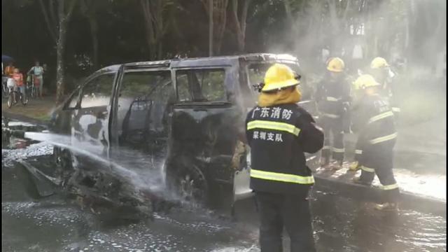 南方都市报：深圳一垃圾转运站附近有辆车自燃，烧成了空架子，消防5分钟灭火