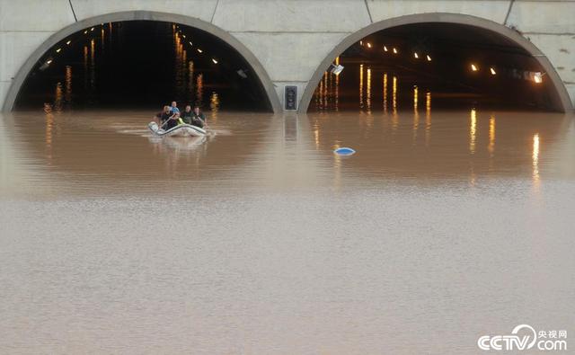 「中国青年网」西班牙因暴雨引发洪灾 公路隧道被淹没