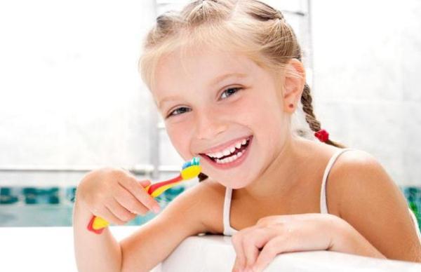 [光明网]孩子不到3岁，满口小黑牙，医生却说：不是因为糖，而是父母无知