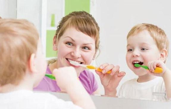 [光明网]孩子不到3岁，满口小黑牙，医生却说：不是因为糖，而是父母无知