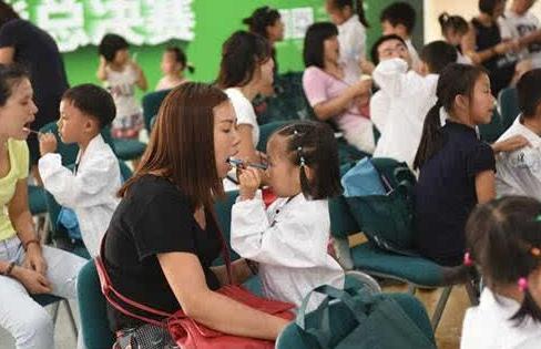 [光明网]孩子不到3岁，满口小黑牙，医生却说：不是因为糖，而是父母无知