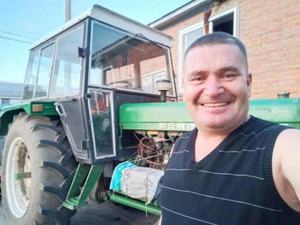 光明网■俄罗斯面孔的中国大叔走红网络 讲述：我就是地地道道的农民