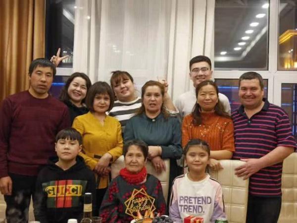 光明网■俄罗斯面孔的中国大叔走红网络 讲述：我就是地地道道的农民