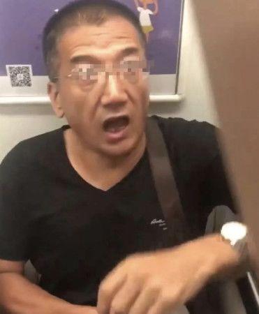 【环球网】地铁上中年男子强迫别人让座：你早该给你爹让座了