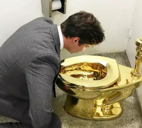 中国青年网：在丘吉尔故居展出的18k金马桶被盗，价值100万英镑