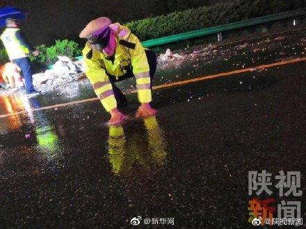 「光明网」中秋节夜间处理完交通事故 交警蹲路边水坑洗手