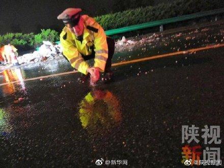 「光明网」中秋节夜间处理完交通事故 交警蹲路边水坑洗手
