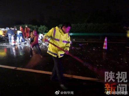 「光明网」中秋节夜间处理完交通事故 交警蹲路边水坑洗手