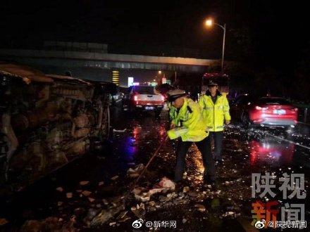 「光明网」中秋节夜间处理完交通事故 交警蹲路边水坑洗手