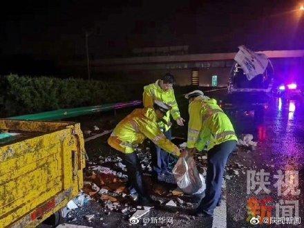 「光明网」中秋节夜间处理完交通事故 交警蹲路边水坑洗手