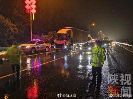 「光明网」中秋节夜间处理完交通事故 交警蹲路边水坑洗手