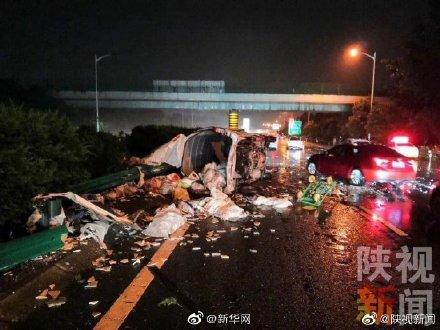 「光明网」中秋节夜间处理完交通事故 交警蹲路边水坑洗手