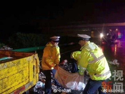 「光明网」中秋节夜间处理完交通事故 交警蹲路边水坑洗手