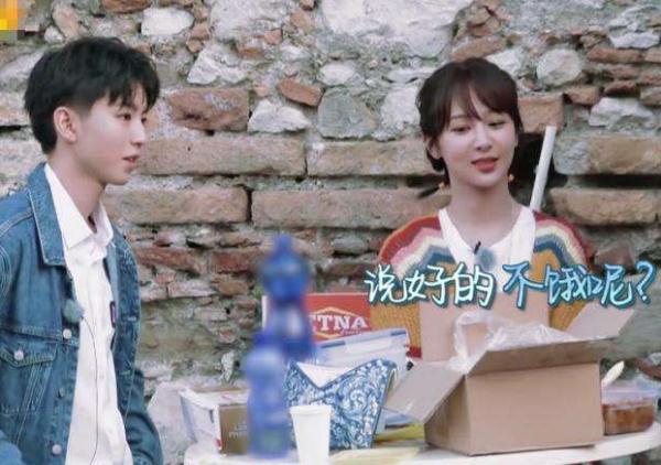 「光明网」杨紫遇见王俊凯活泼搞怪，当杨紫姐姐遇到易烊千玺后，距离很明显