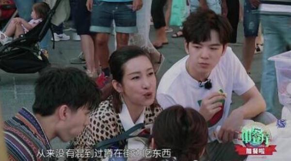 「光明网」杨紫自曝走红前蹲地上吃盒饭是常态，秦海璐从未，红与不红的区别