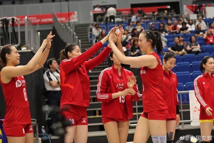 中国青年报：中国女排首胜！郎平这六个字火了……