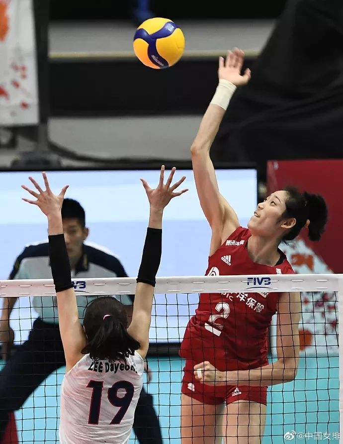 中国青年报：中国女排首胜！郎平这六个字火了……