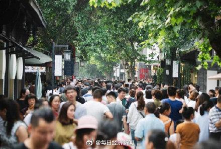 「光明网」1.05亿人次出游 中秋旅游收入472.8亿元 你的中秋节怎么过？