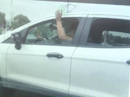 #光明网#司机边开车边挂水照片朋友圈热传，背后故事让人有点心酸