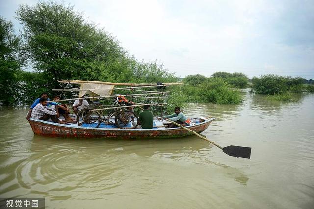 「环球网」印度阿拉哈巴德遭遇洪水 当地道路被淹居民划船出行
