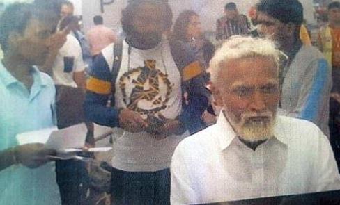 光明网@印度32岁男子伪装成81岁老头偷渡美国，因皮肤太好被当场识破