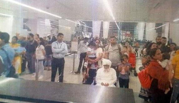 光明网@印度32岁男子伪装成81岁老头偷渡美国，因皮肤太好被当场识破